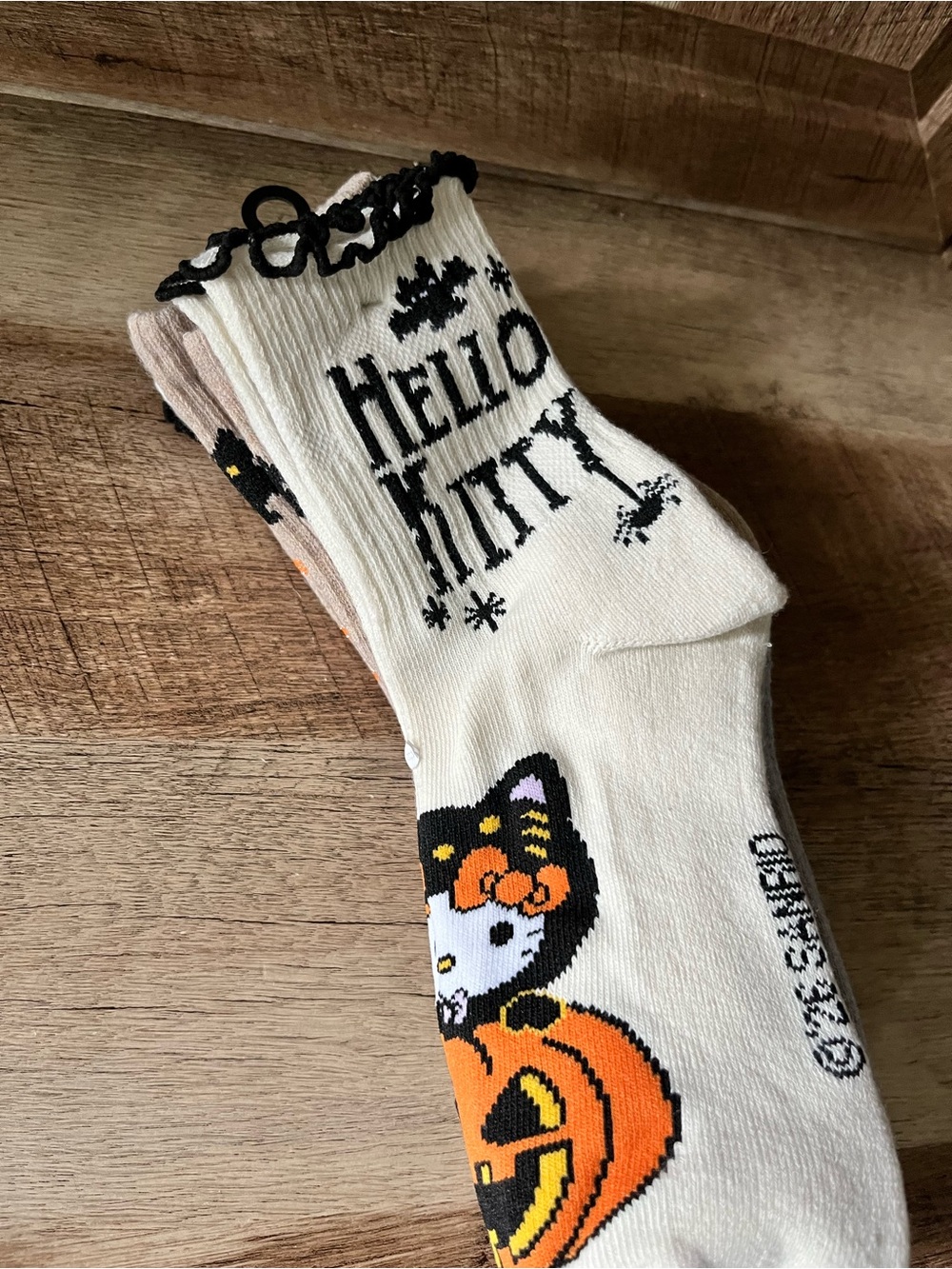 New Hello Kitty Sanrio Halloween Socks 5-Pack Crew Spooky Witch Ghost Pumpkin